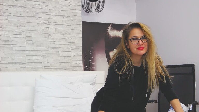 CHRISTYNNx's Streamate show and profile