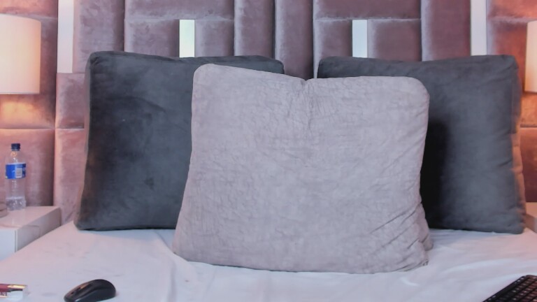 NiaBunnyUwU's Streamate show and profile