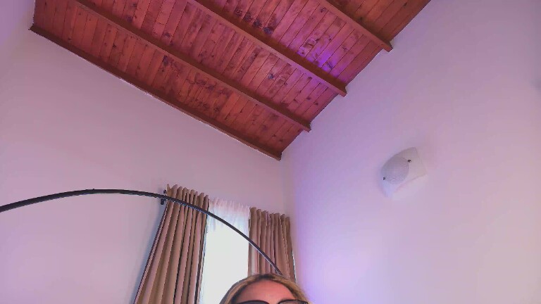 sarareynoldsX's Streamate show and profile