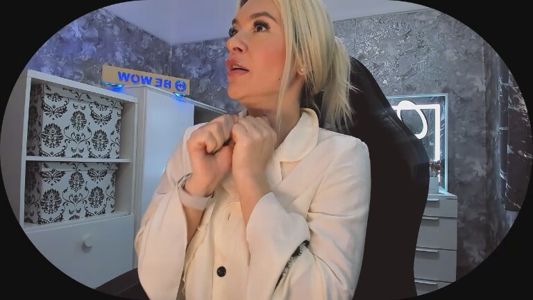 BE_WOW's Streamate show and profile